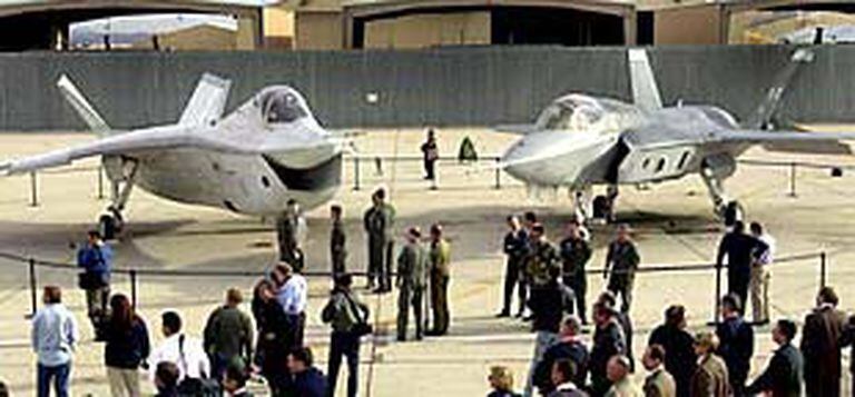 os dous prototipos do JSF: o X-32 de Boeing, á esquerda e á X-3 5 de Lockheed Martin, na base de Edwards o pasado mes de novembro.