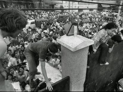 Los vietnamitas saltaban el muro de la Embajada de Estados Unidos en Saigón buscando refugio, el 29 de abril de 1975.