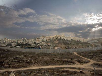 El muro de separaci&oacute;n rodea un barrio de Jerusal&eacute;n Este. 