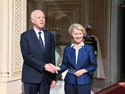 El presidente de Túnez, Kais Saidla, junto a la presidenta de la Comisión Europea, Ursula von der Leyen, el 16 de julio en Túnez.