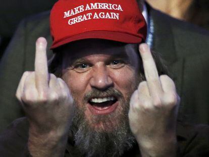 Un seguidor de Donald Trump celebra la victoria del candidato republicano en las elecciones presidenciales de noviembre.