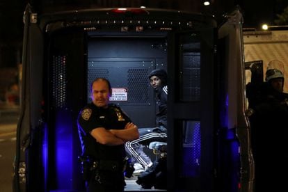 Un manifestante, arrestado dentro de un furgón de la policía de Nueva York, durante las protestas del martes en Manhattan.