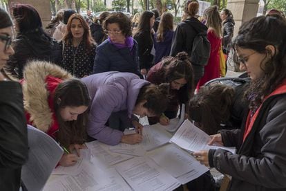 Un grupo de unas doscientas feministas han permanecido concentradas esta mañana a las puertas de los juzgados de Sevilla y han entregado en el registro un formulario para consignar firmas contra el trato que recibe la violencia de género en los tribunales.