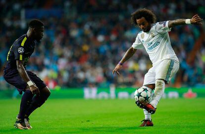 Marcelo, del Real Madrid, se hace con el control del balón.