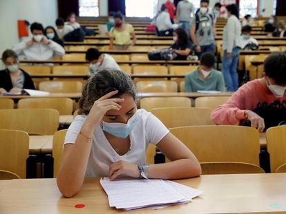 Varios estudiantes repasan antes del inicio de la Evaluación para el Acceso a la Universidad, en junio en Madrid.