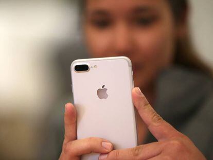 Un consumidor con el iPhone 7 en la tienda de Apple de Los Angeles, California.