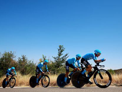 Cuatro ciclistas del equipo Eolo-Kometa, ahora Polti-Kometa, durante la pasada Vuelta a Burgos en agosto.