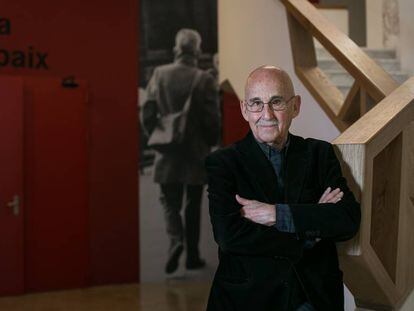 José Sanchis Sinisterra en la nueva sala Beckett (detrás una foto del Nobel Samuel Beckett), ayer. 