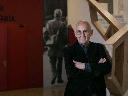 José Sanchis Sinisterra en la nueva sala Beckett (detrás una foto del Nobel Samuel Beckett), ayer. 