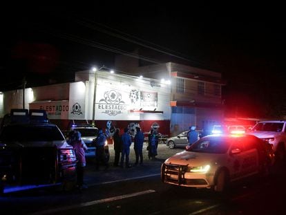 Policías y forenses afuera del bar El Estadio, escenario de una matanza este domingo, en Apaseo El Grande (Guanajuato).