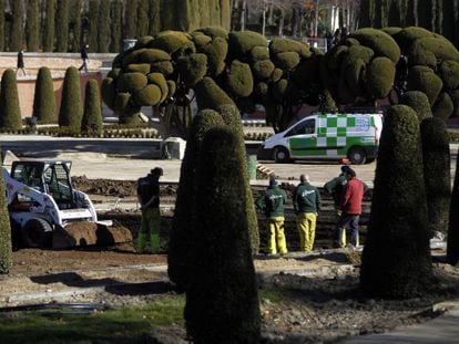 Obras de remodelación del parterre del Parque del Retiro.