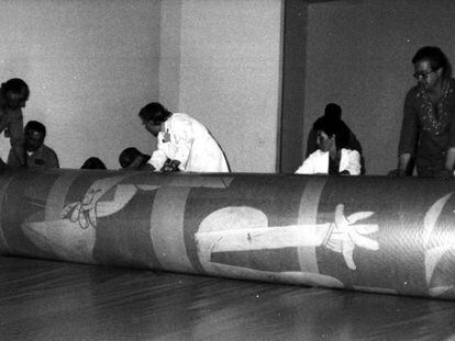 Los operarios del MoMA recogen el &#039;Guernica&#039; para su traslado a Madrid, el 9 de septiembre de 1981. 