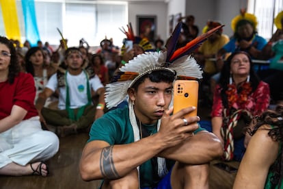 Un joven indígena de Brasil graba con su móvil la posesión de la nueva presidenta de la Funai.