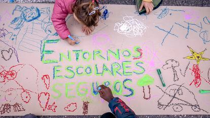 Alumnos y madres y padres preparan carteles para participar en una 'revuelta escolar' contra los coches, en el colegio Menéndez Pelayo en Madrid.