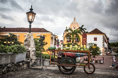 achada del Museo Naval del Caribe de Cartagena de Indias (Colombia), con la cúpula de la iglesia de Santa María del Mar al fondo.