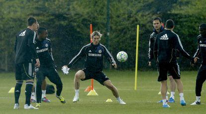 Terry, Kalou, Fernando Torres y Lampard practican un rondo durante el entrenamiento.