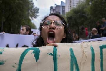 Un joven se manifiesta en Ciudad de México.