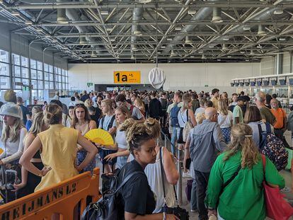 Colas en el control de seguridad del aeropuerto de Schiphol, Ámsterdam, el pasado 19 de julio.