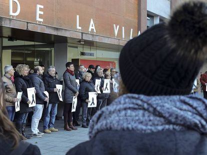 Concejales y vecinos de Sant Adri&agrave; denuncian el &uacute;ltimo asesinato machista.