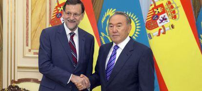 El presidente del Gobierno espa&ntilde;ol, Mariano Rajoy, junto al presidente de Kazajist&aacute;n, Nursultan Nazarbayev.