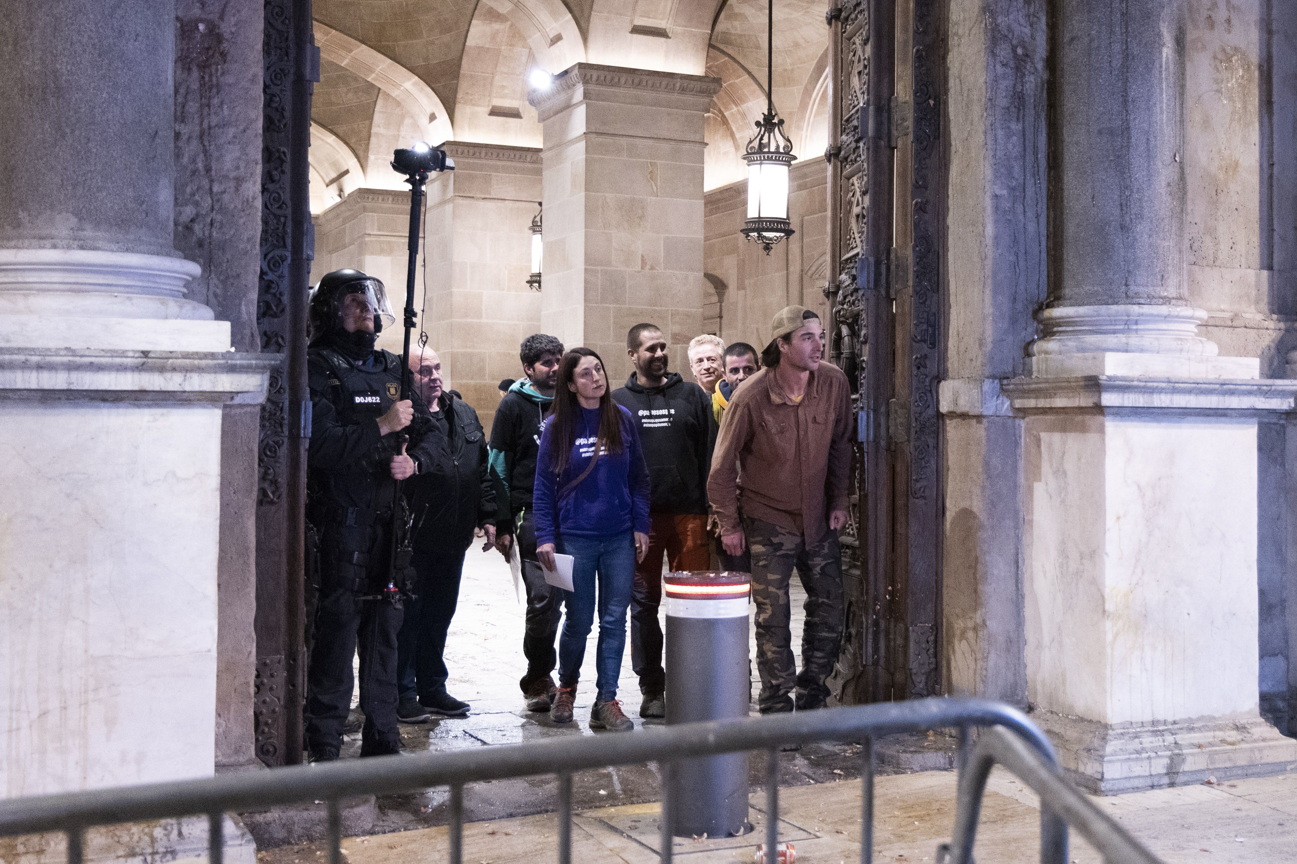 Un grupo de agricultores sale del Palau de la Generalitat tras la reunión mantenida entre Aragonés y los sindicatos.