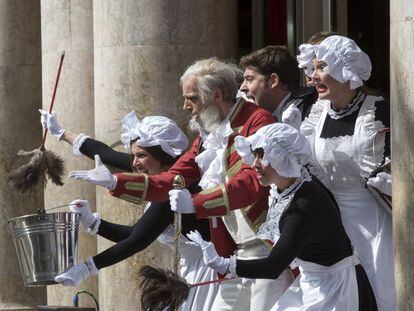 Els actors de La Cubana, dimarts, durant la presentació de 'Gente de bien', a l'entrada del Coliseum.