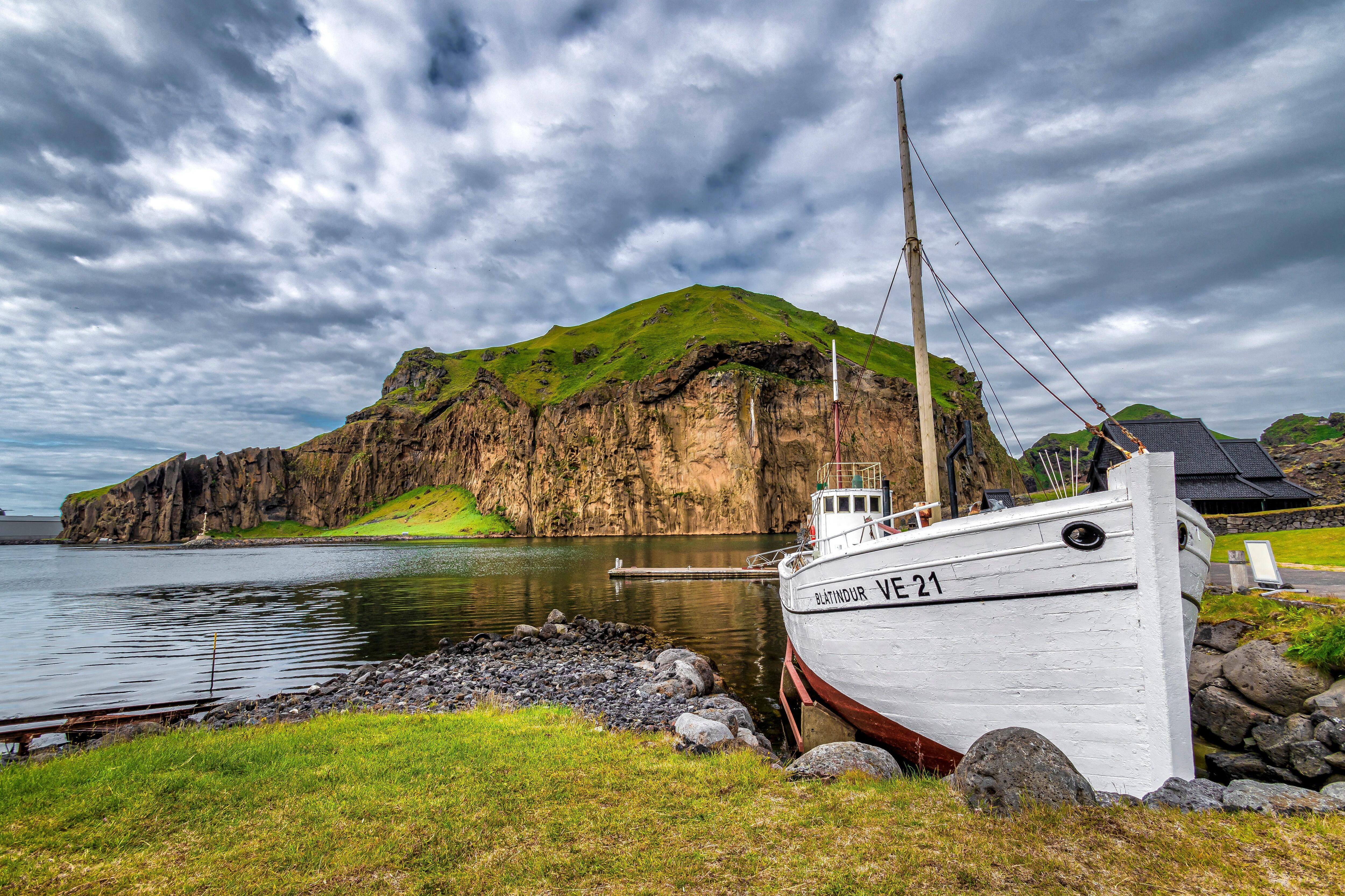 Una barca de pesca en el pueblo de Vestmannaeyjar, en la isla islandesa de Heimaey.  