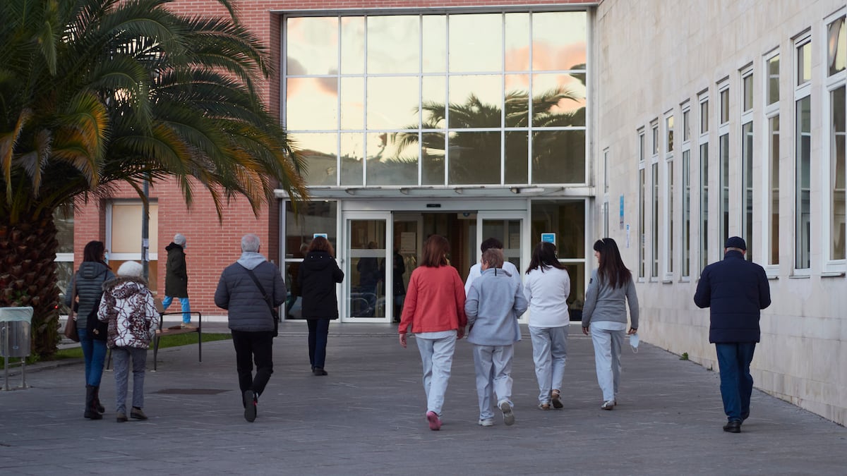 Osasunbidea: El Gobierno navarro confirma que siete médicos cobraron la exclusividad pese a trabajar a la vez en la privada | Sociedad