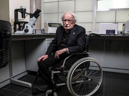 Giacomo Rizzolatti posa en el laboratorio que lleva su nombre en la Universidad Autónoma de Madrid