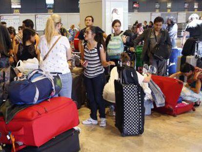 Al menos doscientos turistas mexicanos están atrapados en Madrid por la compra de billetes que no les garantizan un asiento en los vuelos