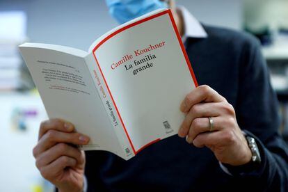 Un hombre lee 'La Familia Grande', de Camille Kouchner, el libro que ha roto el tabú del incesto en Francia.