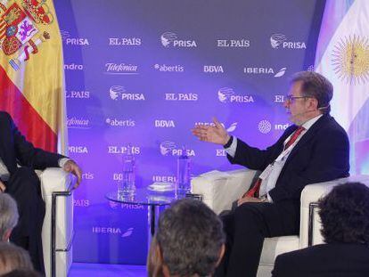 El presidente de Argentina, Mauricio Macri, conversa con el presidente ejecutivo de Prisa, Juan Luis Cebri&aacute;n.