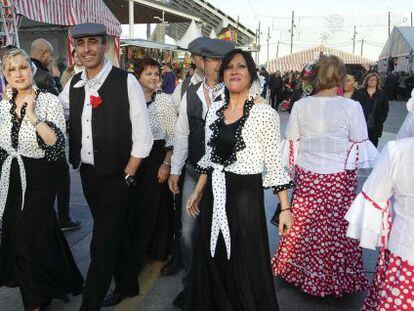 Ambiente en una de las calles de Feria de Abril de Barcelona.