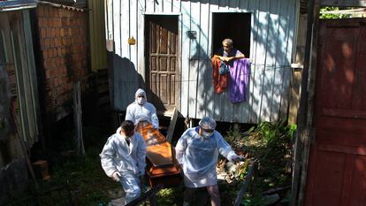 Empleados municipales recogen el cadáver de una nonagenaria fallecida por complicaciones de la covid en su casa de Manaos.