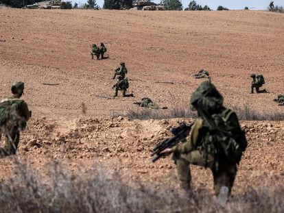 Soldados israelíes en Kfar Aza, en la frontera de Gaza.