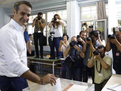 El líder conservador Kyriakos Mitsotakis vota este domingo en Atenas. 