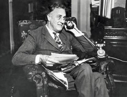 El gobernador Franklin Delano Roosevelt (gato) recibe una llamada para anunciarle que será el candidato demócrata a las elecciones presidenciales de 1932.