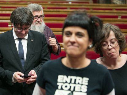 Carles Puigdemont, Anna Gabriel y Eul&agrave;lia Reguant (CUP).
