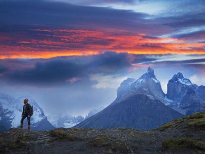 Una mujer camina por los Cuernos del Paine, en el parque nacional Torres del Paine.