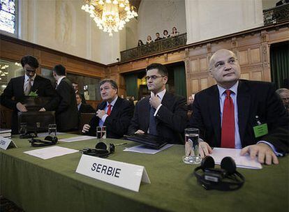La delegación de Serbia atiende minutos antes de comenzar la sesión en el Tribunal Internacional de Justicia.