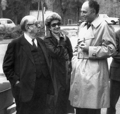 Juan Vilá Reyes (derecha), principal encausado en el asunto Matesa, junto a su esposa y su abogado, José María Gil Robles, a la salida de la cárcel de Pamplona, tras cumplir los días de condena que le quedaban en 1976.