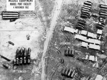 Fotografía captada por un avión espía norteamericano en noviembre de 1962 que muestra el despliegue de rampas de lanzamiento de cohetes nucleares en el puerto de Mariel durante la crisis de los misiles.