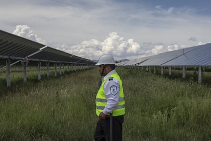 Un guardia de seguridad, en un parque solar de la empresa italiana Enel, en Guanajuato.