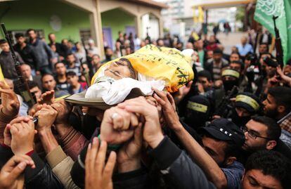 Según los datos facilitados por el Hospital de Shifa, el más grande de Gaza, el viernes recibieron 284 heridos, la mayoría con heridas de bala; 40 de ellos fueron operados y otros tantos esperan entrar en quirófano a lo largo de este sábado. En la imagen, el cuerpo del joven Hamdan Abu Amsha es traslado durante su funeral en Beit Hanun, al norte de la Franja de Gaza.