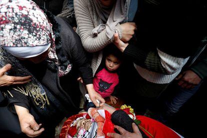 Una niña observa junto a sus familiares el cuerpo del palestino Mohamad Edwan, durante su funeral en Ramallah (Cisjordania), el 2 de abril de 2019. Mohamad Edwan fue asesinado durante los enfrentamientos en una redada israelí.