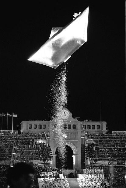 El grup Els Comediants, encarregats de la cerimònia de clausura dels jocs del 1992, van fer pujar el Cobi en un vaixell de paper, que va navegar pel cel barceloní. Amb el seu viatge a l'espai es va posar punt final a les Olimpíades de Barcelona.