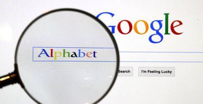El logo de Alphabet visto a través de una lupa en internet. 