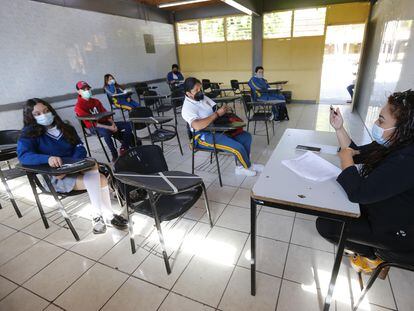 Un grupo de estudiantes en un salón de clases en Jalisco, el pasado 1 de marzo.