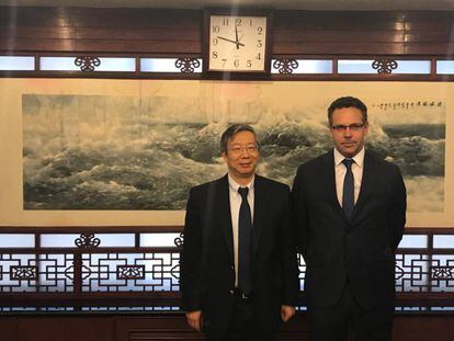 El presidente del Banco Popular de China, Gang Yi, recibe a su par argentino,Guido Sandleirs, el miércoles en Pekín.