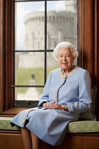 The new portrait of Elizabeth II on the occasion of the Platinum Jubilee, where she poses in front of Windsor Castle, released on June 1, 2022.